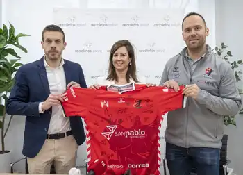 El Director General del Club Deportivo de Balonmano, Nacho González, Pilar Gómez, gerente del Hospital Recoletas Salud y Roi Sánchez, entrenador del equipo