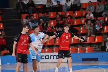 Los jugadores Pablo Gómez y Fabrizio Casanova durante un partido.