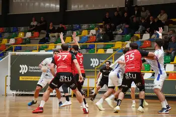 Los jugadores durante un momento del partido.