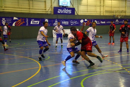 Primera derrota en Avilés marcada por las expulsiones de los últimos minutos y los errores en ataque