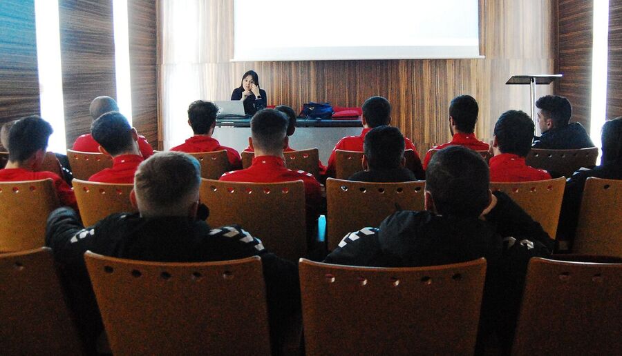 El UBU San Pablo Burgos recibe una charla de la mano de la Asociación contra el Cáncer en Burgos