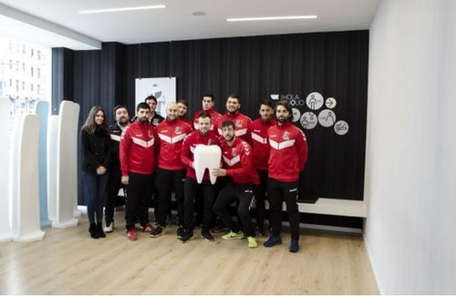 LOS JUGADORES DEL UBU SAN PABLO INMOBILIARIA VISITAN LA CLINICA DENTAL BUQUO