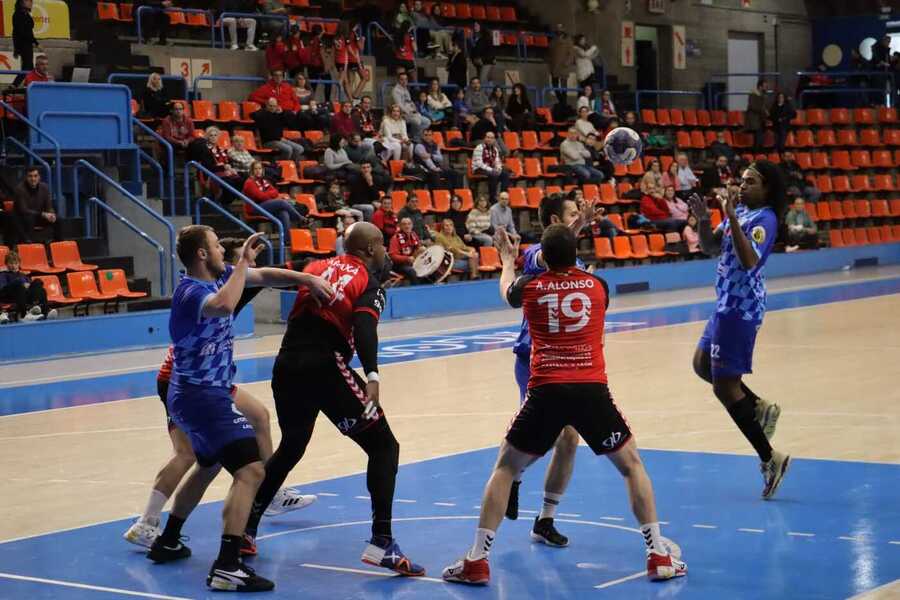 Empate del UBU San Pablo Burgos para cerrar el año contra Unión Financiera Balonmano Base Oviedo (26-26)