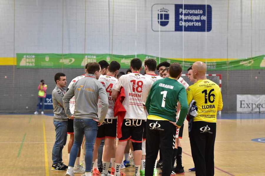 El UBU San Pablo Burgos se lleva un punto ante Balonmano Alcobendas (29-29)