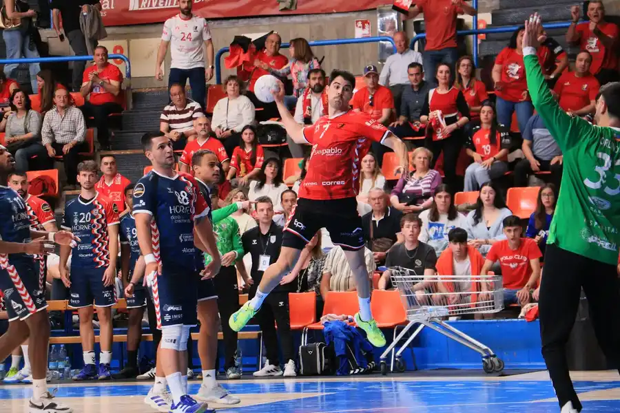Los cidianos pelean hasta el final y siguen en la carrera por el ascenso (32-35)
