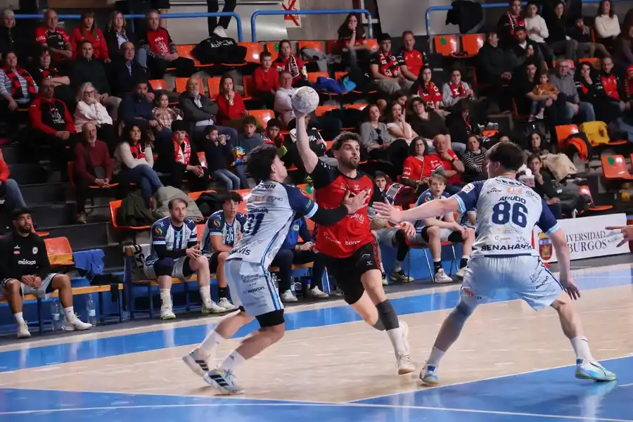 Los cidianos desafían al Benidorm y arrancan un empate de hierro (26-26)
