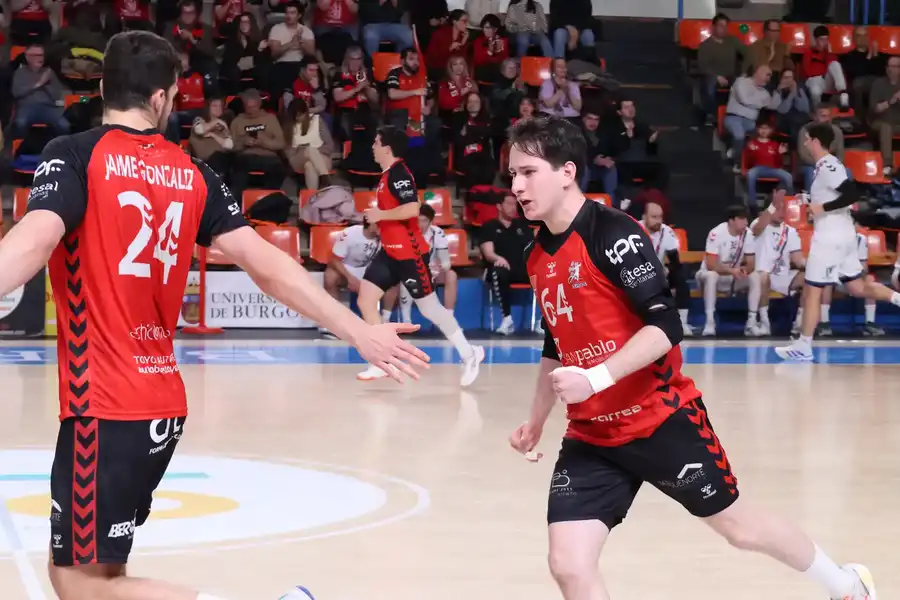 El UBU San Pablo Burgos roza un valioso botín en la pista del Barça Atlètic (27-26)