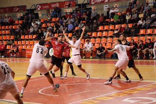 El Balonmano Burgos bloquea el empuje de Arroyo
