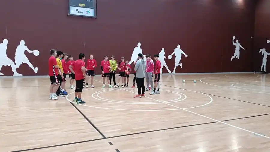 La Academia del Club Balonmano Burgos impulsa la tecnificación por puestos con Mario Abadía y Javier Ramos