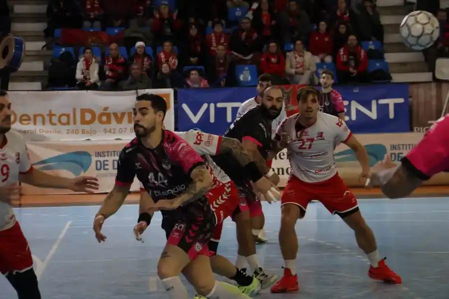 Los cidianos rescatan un empate heroico ante el Sinfín en La Albericia (28‑28)