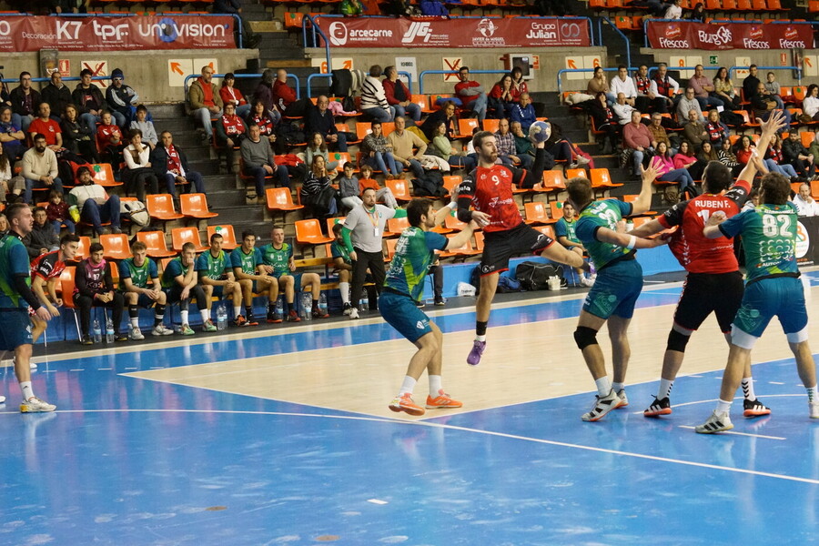 UBU San Pablo Burgos cumple y gana a Balonmano Ikasa Boadilla (28-23)
