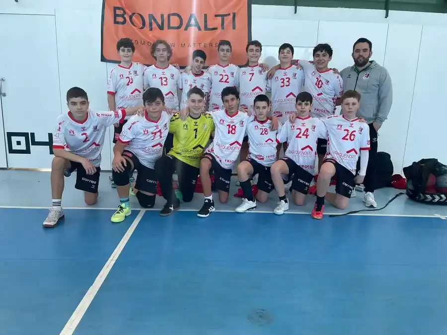 Una Navidad solidaria a golpe de balonmano en Torrelavega