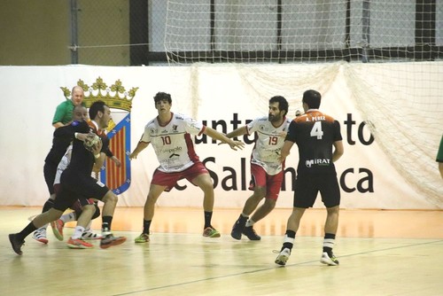 El Balonmano Burgos supera la trampa salmantina