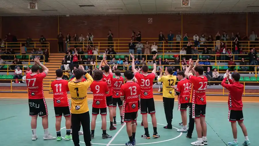 El Aislamientos Juvenil lucha con coraje ante el Ademar
